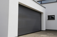 Porte de garage sectionnelle contemporaine Tradivas TRD4 de haute qualité, compatible avec les niveleurs de quai et le système d'interverrouillage automatisé
