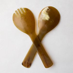 Ensemble de cuillères en corne au design organique avec des courbes naturelles lisses faites pour les repas traditionnels et le style de vie écologique - Product Image 2