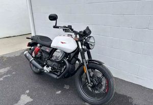 Motocicleta Clásica/Vintage M-o-t-o Guzzi V7 Stone en Venta - Product Image 3