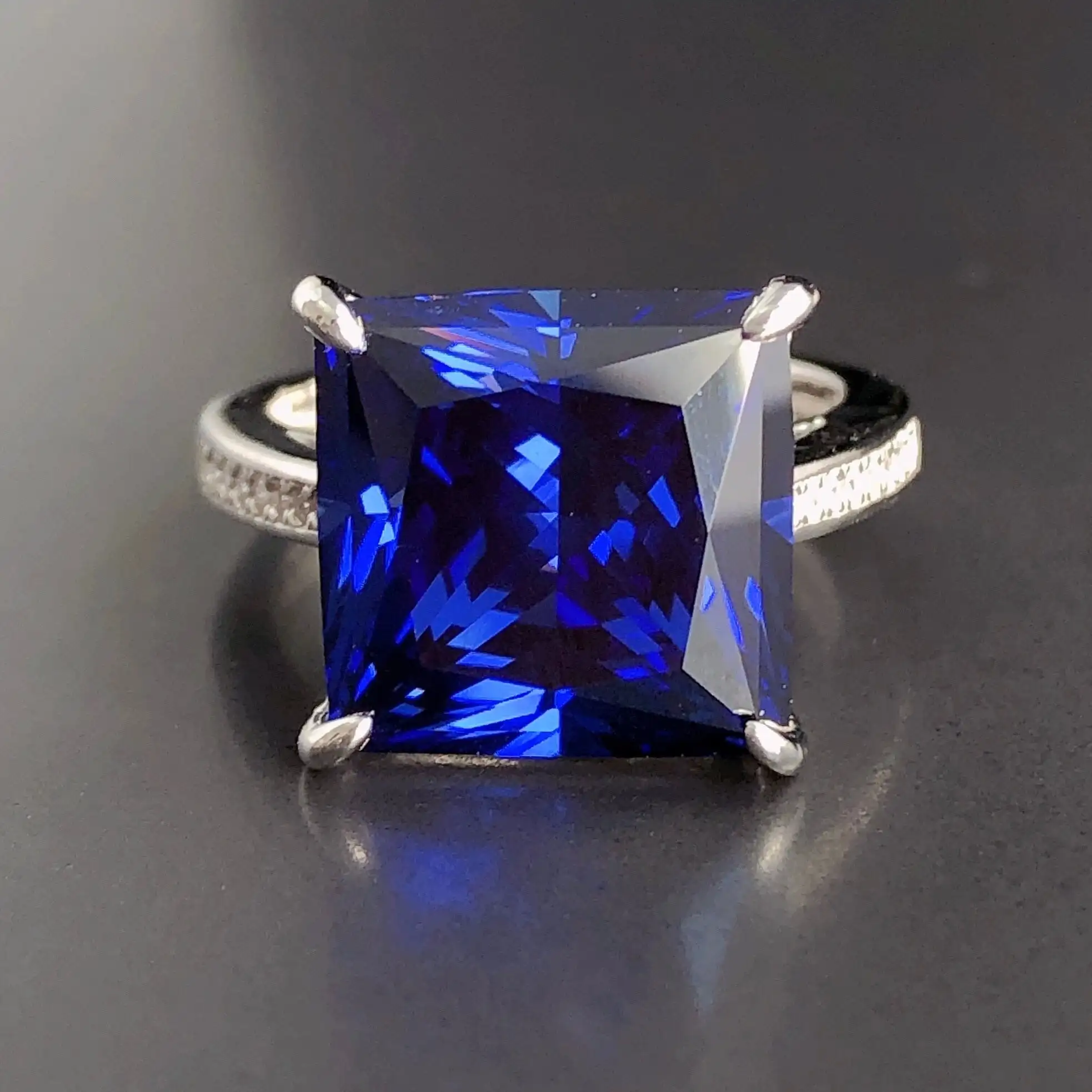 Anello zaffiro blu coltivato in laboratorio da principessa tagliato 925 anello di dichiarazione in argento Sterling anello di nozze e speciale regalo di compleanno per donna.