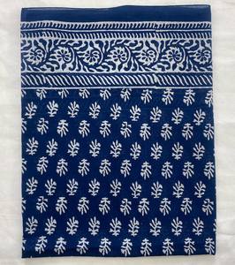 Sarong de plage en coton imprimé à la main : paréo floral, écharpe, couvre-vêtement de plage indigo - Product Image 3