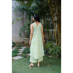 Conjunto de Kurta Asimétrica de Crepé con Estampado Dabu Rosey Sky - Product Image 6