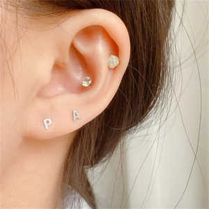 Pendientes Pequeños con Iniciales de 18G para Mujeres y Niñas, Plata de Ley 925 Hipoalergénica, Estilo Religioso Moderno para Fiestas y Regalos - Product Image 3