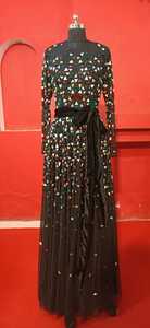 Robe de soirée à col rond ornée de perles pour femmes, avec manches longues et longueur genou - Product Image 5