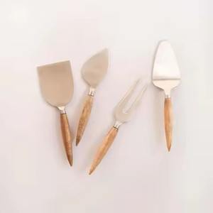 Bois avec poignée tranchante en acier inoxydable argent miroir poli trancheuse à fromage et ensemble de couteaux pour la maison faite à la main - Product Image 1