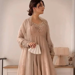 Hermoso Salwar Kameez de Diseño FATEMA FASHION en Georgette Pesado con Forro y Bordado y Dupatta para Fiestas de Secado Rápido - Product Image 2