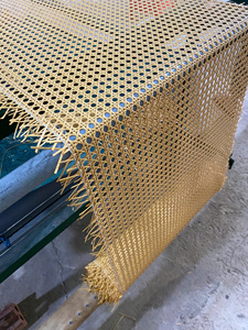 ม้วนตาข่ายหวายเทียมสีทองคุณภาพพรีเมียม ทนทานและปรับได้ วัสดุสานหวายสังเคราะห์สำหรับเฟอร์นิเจอร์และงานฝีมือ DIY - Product Image 5