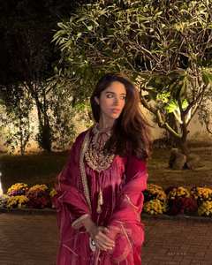 Salwar Kameez de Terciopelo Premium para Invierno con Bordado Intrincado de Secado Rápido para un Look Festivo, Ideal para Bodas y Fiestas - Product Image 2