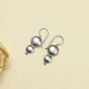 Boucles d'oreilles pendantes en argent 925 Tridha Chandrika, motif en forme de boule, design élégant - Product Image 3