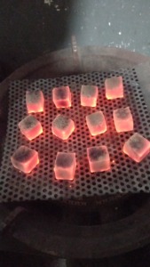 Découvrez le charbon de bois indonésien pour narguilé Shisha Coconut Shell avec des briquettes de cube d'éclairage instantané. - Product Image 2