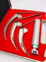 Set Laringoskop LED MCCOY Power Flexy-Tip Gagang Sedang Instrumen Bedah Baja Tahan Karat Termasuk Bilah # 2 # 3 # 4 Manual CE