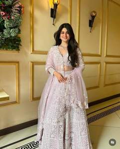 Lehenga Choli traditionnel brodé prêt à expédier avec Dupatta Bridal Wear Lehenga Choli pour tenue de mariage pour femme - Product Image 2