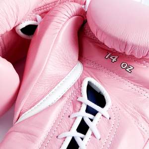 Guantes de Boxeo Transpirables de Cuero Vacuno Rosa, Dos Pares, Hechos a Mano, Color Claro Especial, Guantes Deportivos de Calidad Probada, Guantes de Kickboxing - Product Image 2