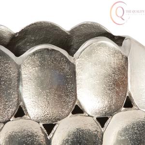 Jarrón de Metal Hecho a Mano para Mesa, Diseñado para Espacios de Lujo, que Agrega Clase, Elegancia y Valor Artístico - Product Image 3