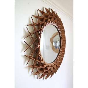 Cadre de miroir en bois antique de premier ordre avec un design classique pour les intérieurs traditionnels du salon et de la chambre à coucher - Product Image 1