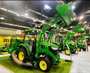 รถแทรกเตอร์จอห์นเดียร์ 3046R 4WD ขนาดกะทัดรัด มือสอง พร้อมที่ตักและห้องโดยสาร เครื่องยนต์ดีเซล มีจำหน่าย - Product Image 1