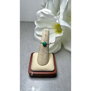 Anillo Navajo Hecho a Mano con Malaquita y Plata de Ley, Obra de Colección Cultural - Product Image 4