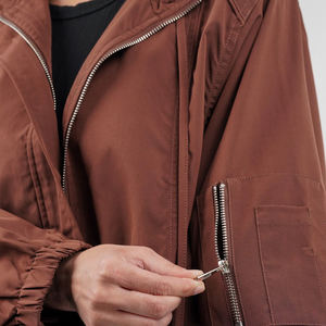 Chaqueta corta Varsity para mujer con manga larga Chaquetas universitarias cortas de béisbol de ajuste regular para mujer con tamaño y logotipo personalizados - Product Image 4