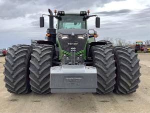 Compre el Tractor Fendt 724 Vario Ahora, Entrega Rápida Disponible, Tractor de Primera Calidad para Máxima Eficiencia en Operaciones Agrícolas - Product Image 2