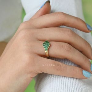 Emerald Flat Pave Signet Ring Mujer 10K Oro sólido Declaración Anillo Forma redonda Lab Emerald Ring Dainty by Indian Supplier - Product Image 5