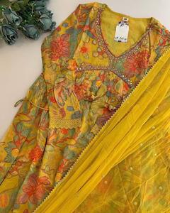 Última Moda en Ropa de Fiesta, Tela Muselina con Estampado Digital y Trabajo a Mano, Top y Pantalón con Dupatta de Encaje a Precio de Mayoreo - Product Image 1