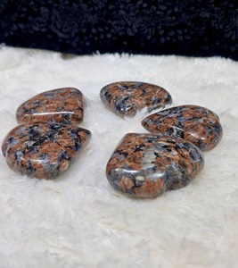 Cœur en cristal de quartz naturel, flamme de la pierre, 50-55 mm, pierre semi-précieuse, artisanat, sculpté à la main - Product Image 2