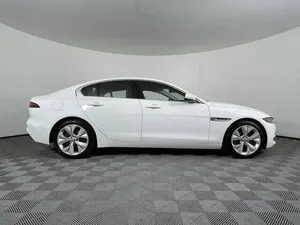 Jaguar XE 2020 impecablemente limpio - Product Image 2