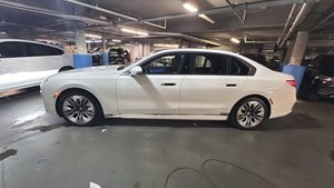 Véhicules d'occasion 2023 i7 xDrive60 AWD 87 km (ville) 92 km (route) Prêts pour une livraison rapide - Product Image 3
