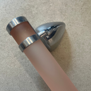 Porte-serviettes en verre givré rose mat de 45 cm avec supports en acier inoxydable brossé, idéal pour les serviettes de toilette ou de bidet dans les petites salles de bain - Product Image 1