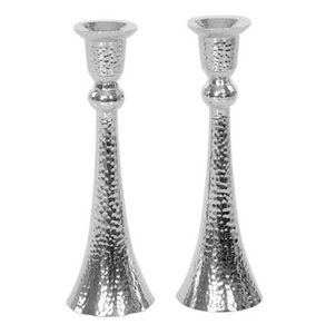 Portavelas de metal cepillado de inspiración vintage con base redonda y tallo cónico adornado Elegante candelabro en tono Peltre - Product Image 2