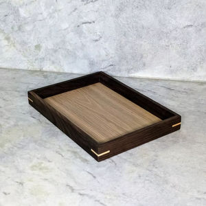 Plateau de rangement et de service moderne aux lignes épurées, côtés surélevés, surface lisse, parfait pour organiser la salle à manger et la maison élégante - Product Image 1