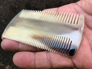 Peine de Cuerno Natural Ecológico, Pulido a Mano, con Dientes Anchos para Desenredar Cabello Largo, Grueso y Rizado - Product Image 3