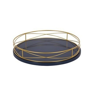 Elegante bandeja de servicio de metal chapada en oro con base de madera duradera para bebidas, aperitivos, decoración elegante para el hogar - Product Image 1