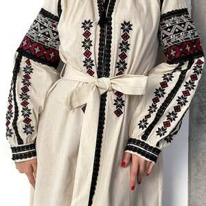 Robe en lin brodée Ukraine noire faite à la main Style Vishivanka avec des détails de chemise brodés traditionnels pour les femmes - Product Image 3