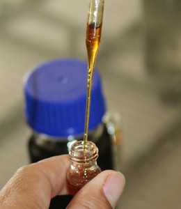 Huy Phat Oud bois Huile Essentielle (HP-ON2) - Product Image 4