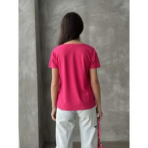 Blusa Fucsia con Cuello en V y Detalle de Cadena para Mujer, Marca Topshow, Venta al Por Mayor - Product Image 1
