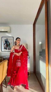 ก้าวเข้าสู่ความหรูหราของราชวงศ์ด้วยชุดที่สวยงามนี้ด้วย dupatta ที่เข้ากันประดับด้วยเพชรที่ทำด้วยมือ - Product Image 5