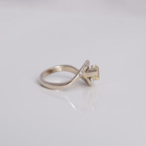 Elegante anillo de bodas de oro macizo de 18 quilates con corte Marquesa amarillo diamante cultivado en laboratorio pavé ajuste diseño moderno estilo clásico - Product Image 6