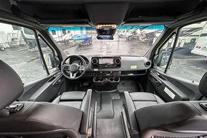 Autocaravana de Lujo Clase B Usada del 2023, Techo Alto, 4X4, para Viajes, con Interior Premium y Diseño Compacto - Product Image 3