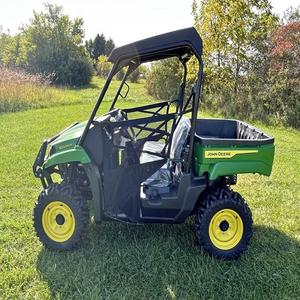 Véhicule utilitaire John Deere Gator XUV560, idéal pour le transport agricole et les tâches extérieures. Livraison rapide. Achetez en toute confiance. - Product Image 1