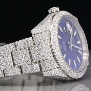 Reloj de diamantes Moissanite de lujo de alta calidad con logotipo personalizado de claridad VVS, cierre oculto con botón y New Age con tachuelas heladas - Product Image 1