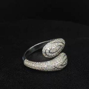 แหวนเพชรชั้นดีสีขาวทองพร้อมผ้าพันคอ1.61ct ประดับเพชรทรงกลมสีขาว10Kt - Product Image 4