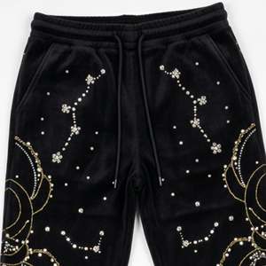 Pantalons de survêtement pour hommes, coupe droite, lourds, avec strass thermocollés, style streetwear, doublure en polaire, imprimé pailleté, logo personnalisé, OEM - Product Image 5