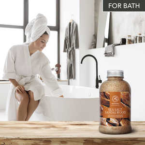 Aromatika Bois de Santal Sel Marin Naturel en Cristal pour le Bain 600g en Pot Plastique avec Huile Chaude de Cannelle pour Soin Corporel Revitalisant - Product Image 3