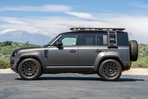 Land Rover Defender OCTA Edición Uno 2025, Bajo Kilometraje, Caja de Cambios Automática, Volante a la Izquierda, Neumáticos R20, Estado Oscuro - Product Image 5