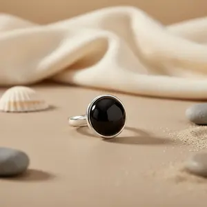 แหวนสเตนเลสสตีลชุบทองแฟชั่นสำหรับผู้หญิง ประดับด้วยออนิกซ์สีเงิน - Product Image 3