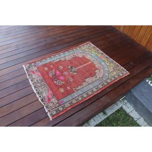 Petit tapis vintage de 2,4 x 3,2 pieds, tapis turc rouge à fleurs - Product Image 2