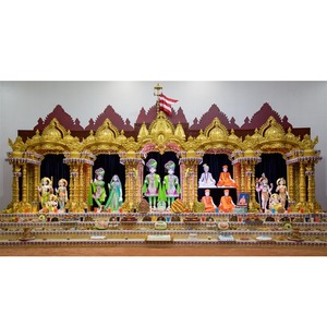 Grand temple en bois doré pour les salles de satsang et les temples, grand Shree Laxmi Narayan, personnalisé, Iskcon Pooja, temple en teck durable, États-Unis - Product Image 1