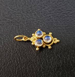 Hermoso Dije de Plata de Ley 925 con Cabujón Redondo de Piedra Lunar Arcoíris Blanca, Chapado en Oro, Hecho a Mano, para Collar - Product Image 3