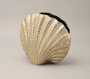 Coastal Elegance Shell Design Vase en métal inspiré de l'océan Shell Design Vase en métal pour décor moderne - Product Image 2